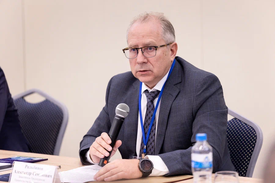 Рольбинов: переориентация грузов на морские перевозки продолжается