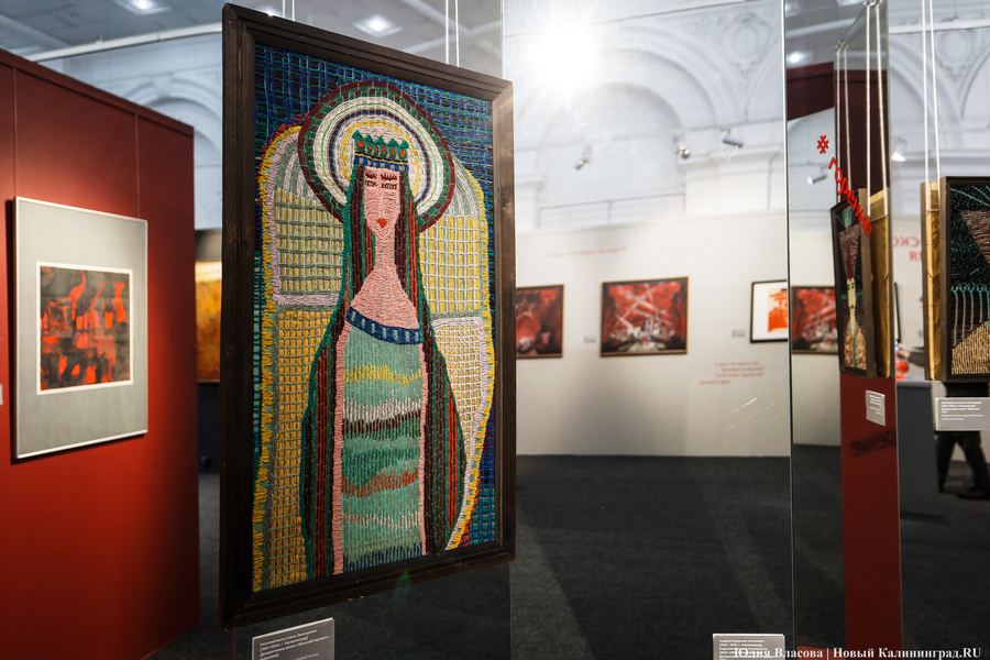 Вселенная смыслов и эмоций: в Музее искусств открылась выставка «Космос красного» (фото)