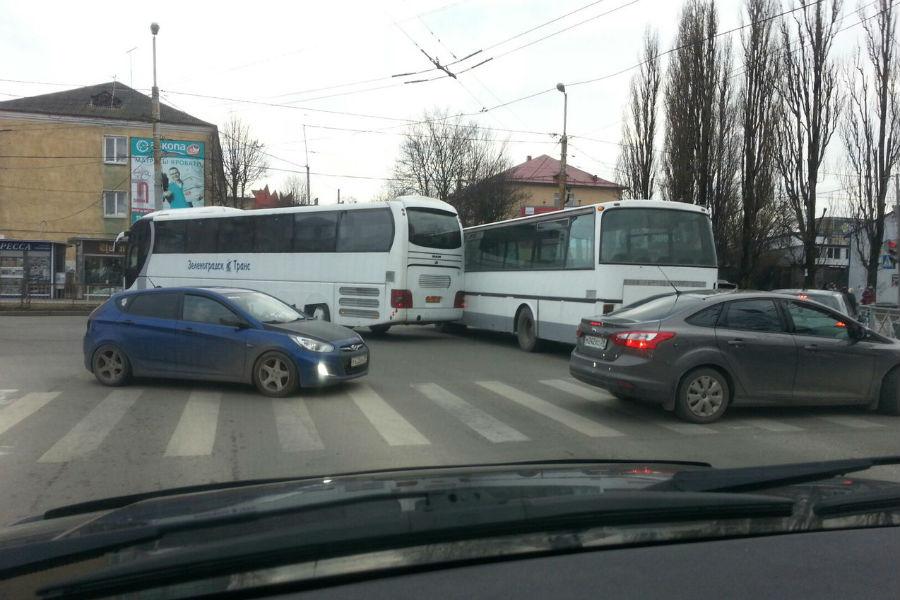На Красной столкнулись автобусы, движение затруднено (фото)