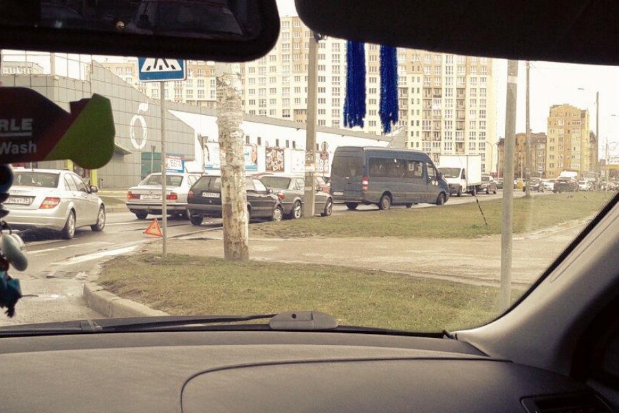 На кольце Горького — Гайдара столкнулись два авто, движение затруднено (фото)