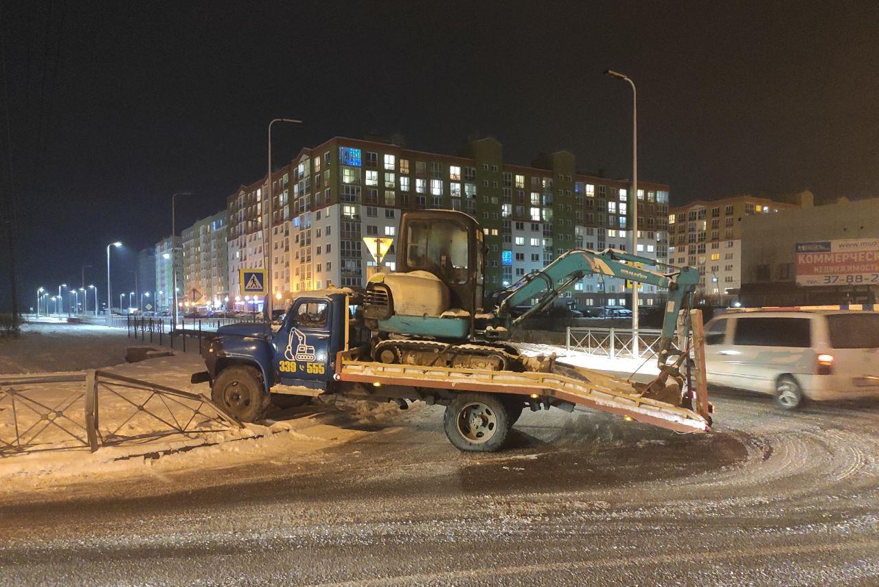 На Кошевого грузовик с мини-экскаватором врезался в дорожное ограждение