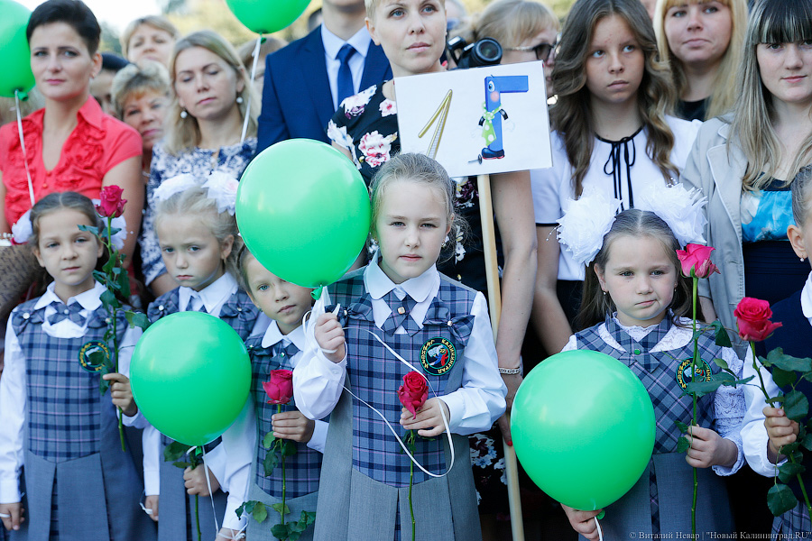 В окружении странных зверей: первая линейка в новой гимназии с первыми лицами