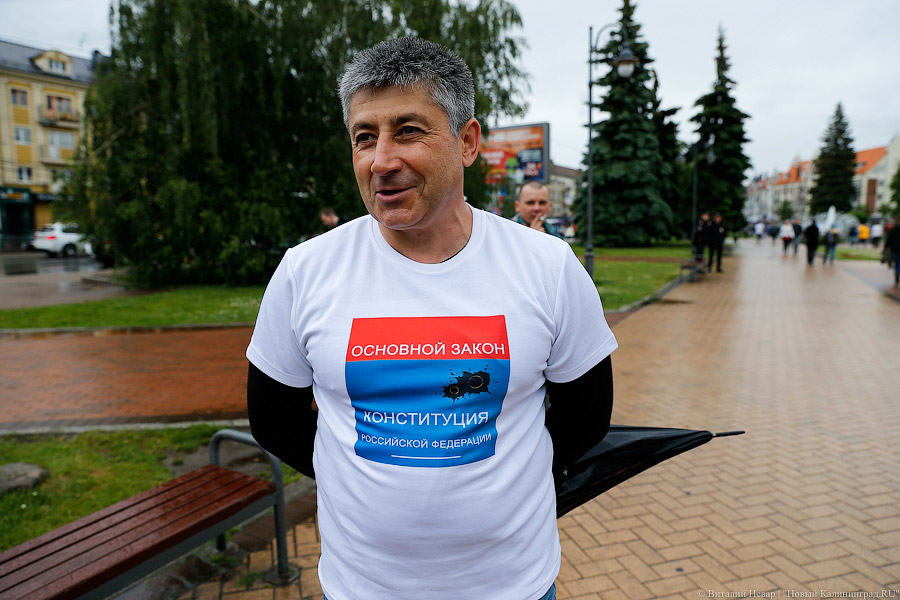 Утки-мандаринки: в Калининграде прошло шествие против коррупции