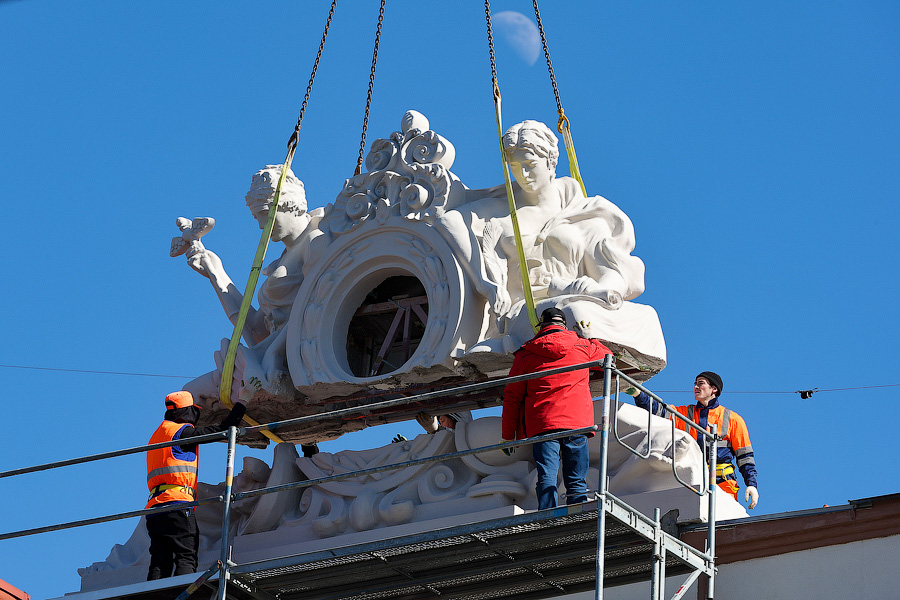 Улучшенная копия: акротерий «Движение и время» вернулся на историческое место (фото)