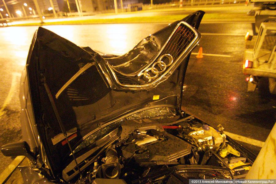 На второй эстакаде «Ауди» врезалась в столб и загорелась (фото)