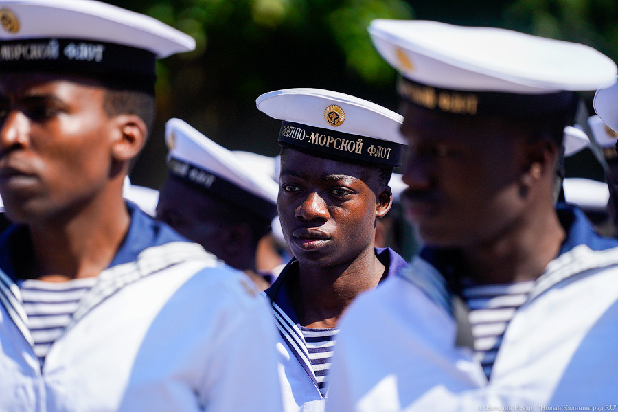 Под солнцем на плацу: как в Калининграде выпустили новых офицеров ВМФ (фото)