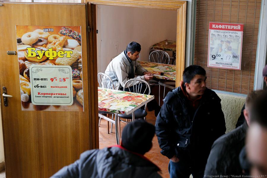 «За 1,5 тысячи — быстрее»: мигранты за сутки занимают очередь в УФМС (фото)