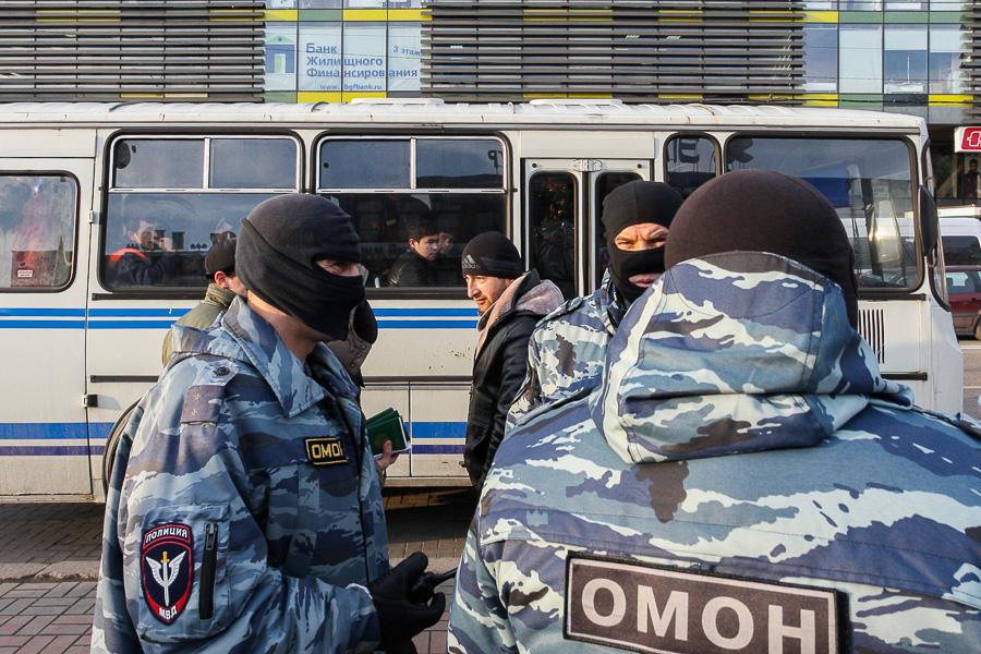 Уборка к празднику: в Калининграде у Центрального рынка вновь ловили мигрантов
