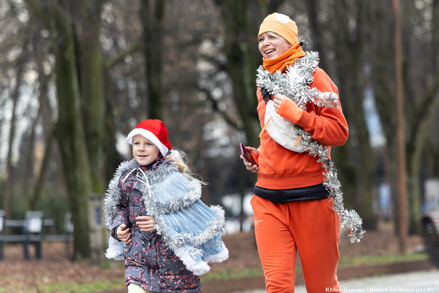«Сказка к нам приходит»: на острове Канта прошел забег Дедов Морозов (фото)