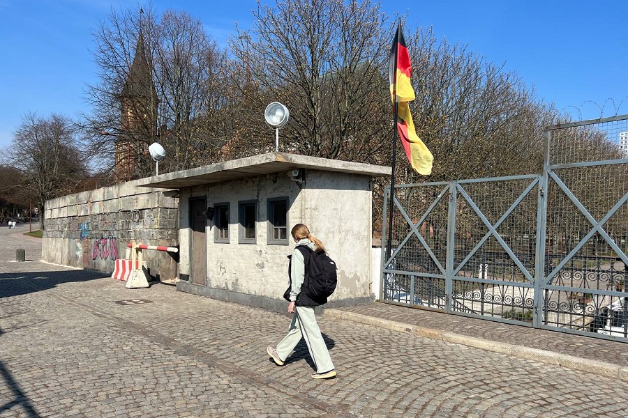 «Чекпойнт Чарли» у синагоги: на Острове проходят съемки нового российского сериала (фото)