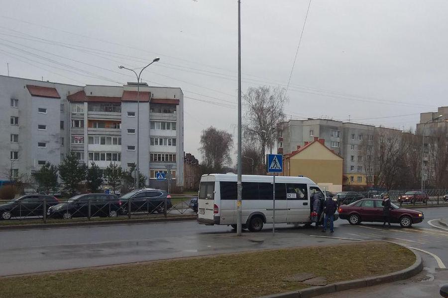 На Гайдара маршрутка с людьми столкнулась с «Ауди» (фото)