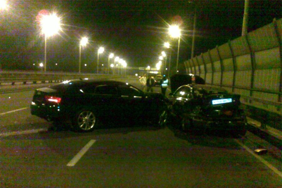 На второй эстакаде столкнулись две машины, пассажир одного из автомобилей разбил лоб (фото)