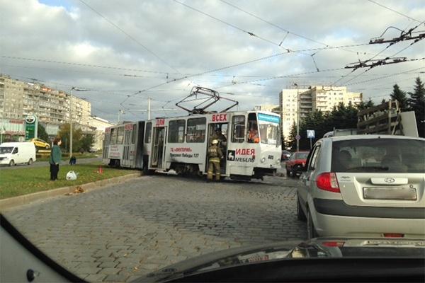 В Калининграде на Московском проспекте загорелся трамвай (фото)