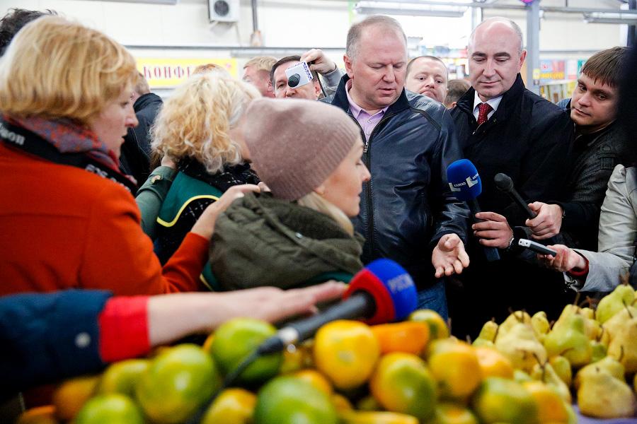 «Я вижу, цены выросли»: Николай Цуканов побывал на Центральном рынке города