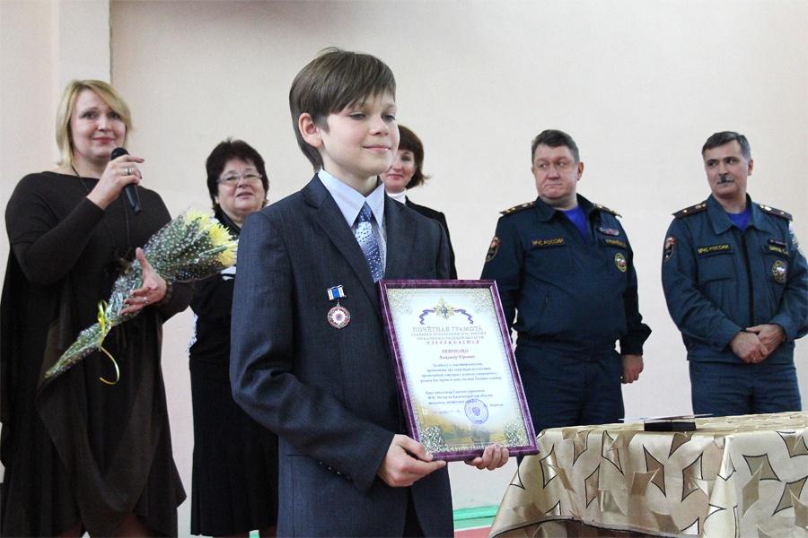 МЧС наградило 12-летнего мальчика из Светлого, спасшего после ДТП свою маму (фото)