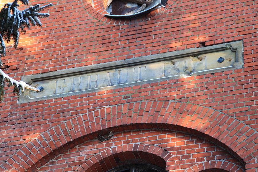 Смрад и овцы: старинную семинарию под Черняховском превратили в хлев