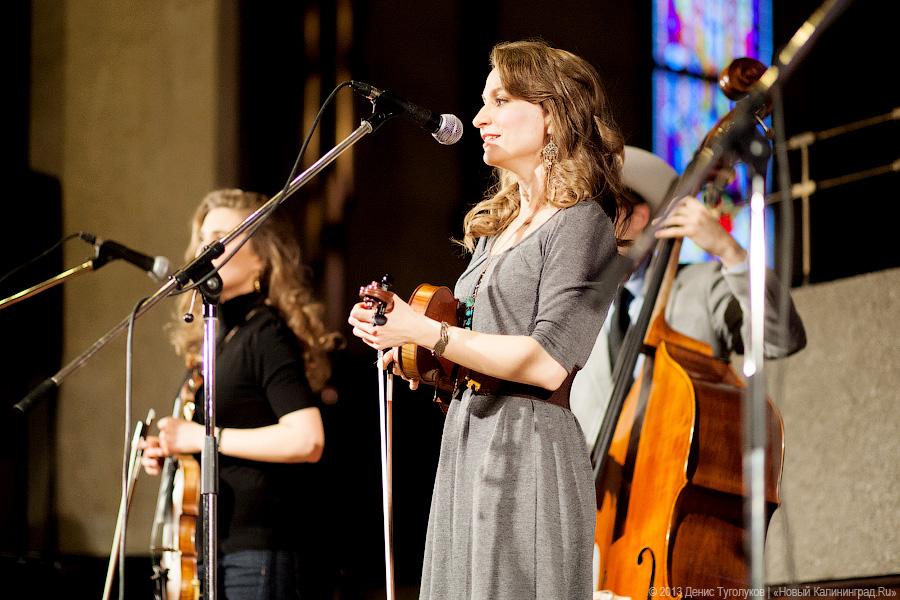«Всем сестрам по серьгам»: фоторепортаж с концерта The Quebe Sisters Band