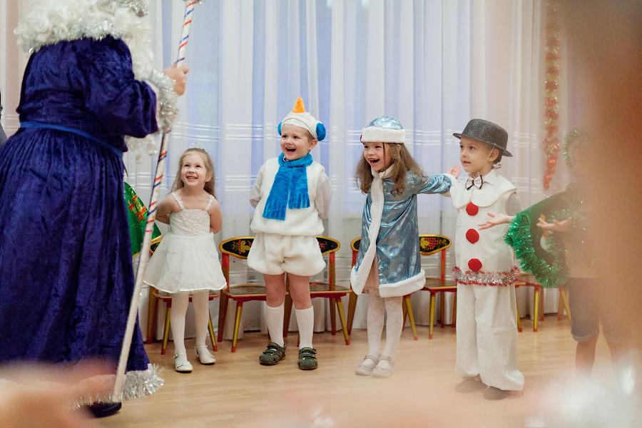 “Обычная сказка”: фоторепортаж с новогоднего утренника в детском саду