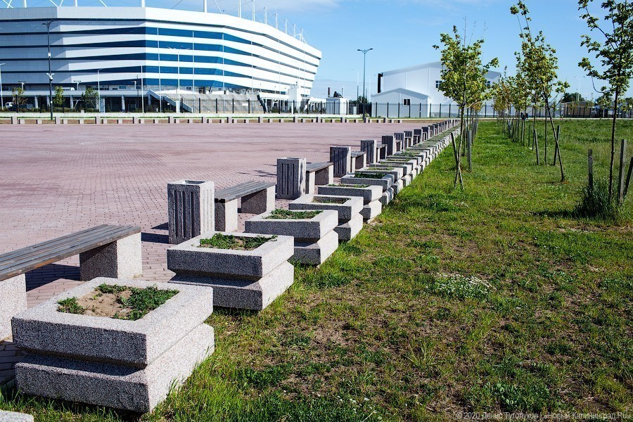 Днищем об асфальт: что происходит с Октябрьским островом спустя два года после ЧМ (фото)