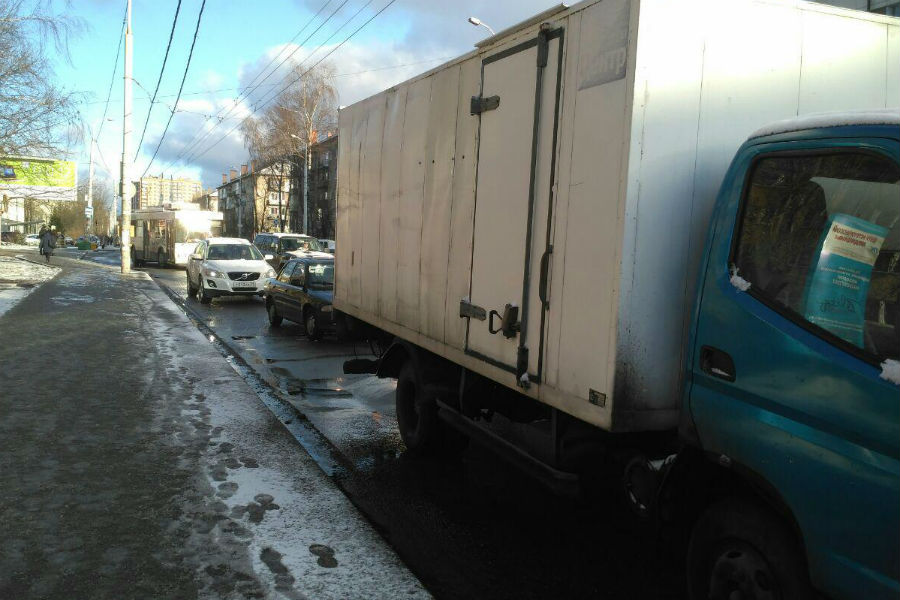 Из-за сломавшегося грузовика на улице Горького образовалась пробка (фото)