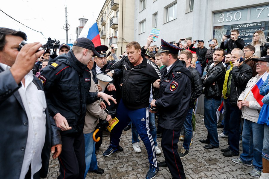 Очевидцы: в Калининграде задержаны несколько десятков сторонников Навального
