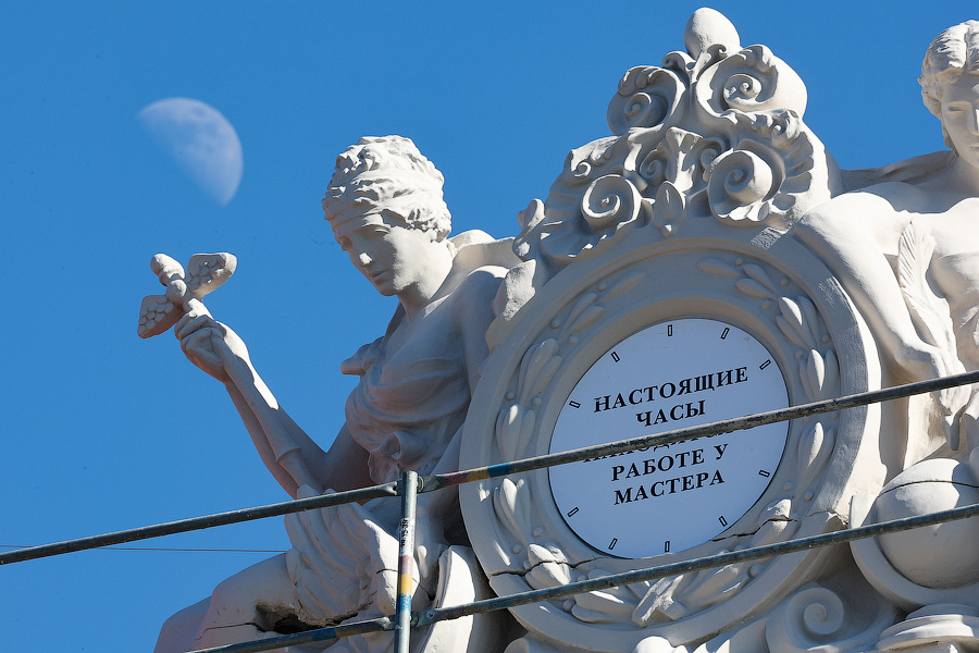 Улучшенная копия: акротерий «Движение и время» вернулся на историческое место (фото)