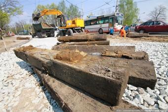 На Киевской автомобиль провалился колесом в открытый люк