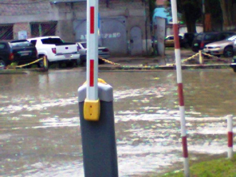 Около станции «Скорой помощи» из-за аварии на водоводе затопило дорогу (фото)