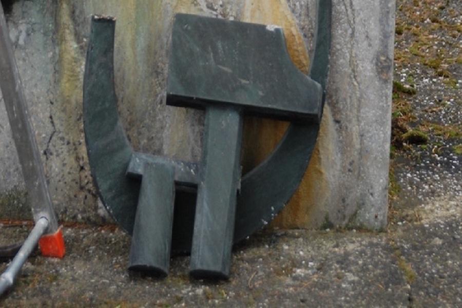 В Польше с советского обелиска сняли серп и молот (фото)