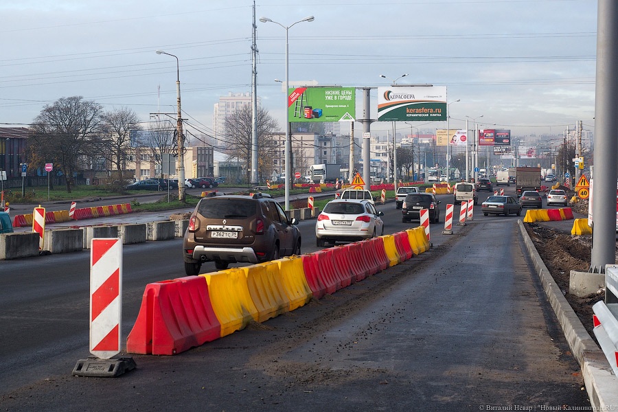 Наполовину открыто: путепровод на Московском начал пропускать автотраснпорт