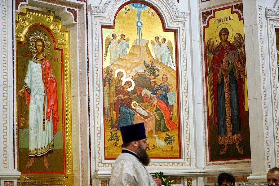 Смиренные взгляды: в соборе Христа Спасителя Калининграда встретили Рождество (фото)