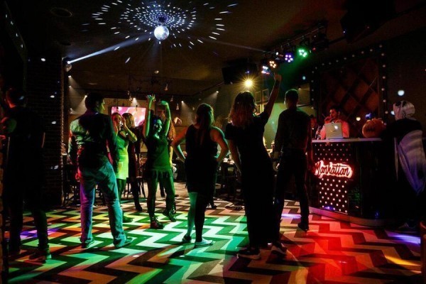 Новогодний корпоратив в «Манхэттене»: боулинг, танцы и настоящее сплочение