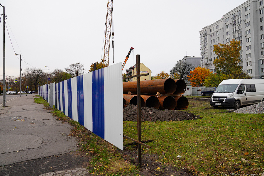 «Право имеем»: рядом с немецким домом на ул. Галицкого начали устанавливать забор