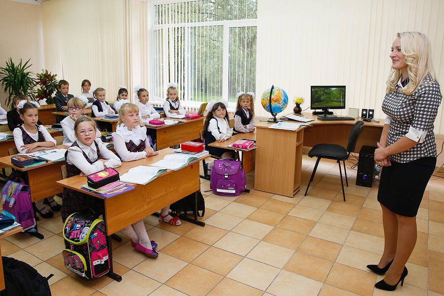 Медведев не считает необходимым отменять обучение в две смены