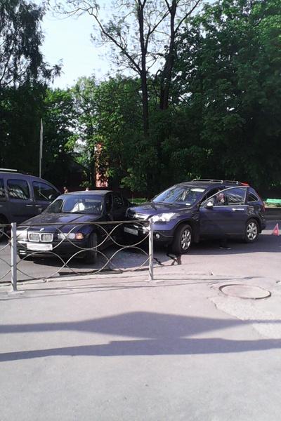 На ул. Фрунзе в Калининграде столкнулись два автомобиля, образовалась пробка (фото)