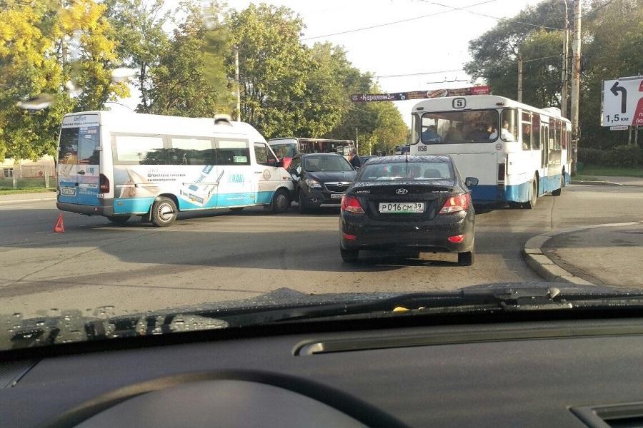 На Киевской столкнулись маршрутка и «Опель» (фото)