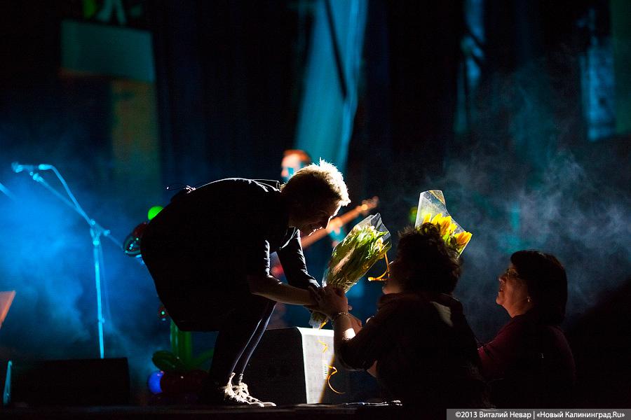 «Вечер поэзии»: «Сурганова и Оркестр» поздравили калининградок с 8 марта