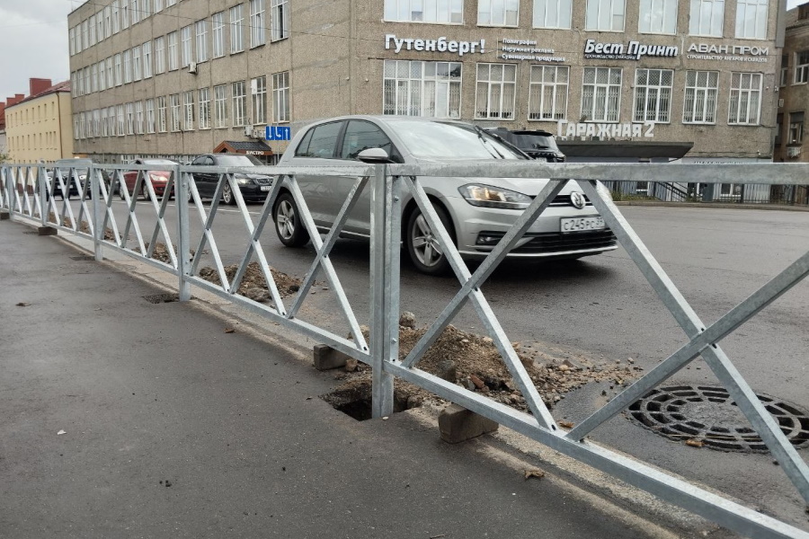 В мэрии объяснили, для чего тротуары на Гаражной и Озерова сузили ограждением (фото)