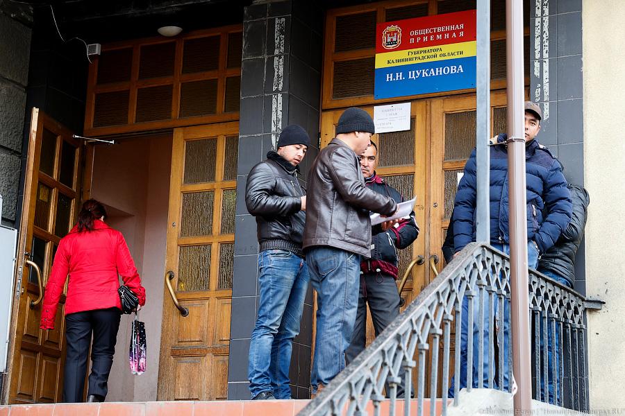 «За 1,5 тысячи — быстрее»: мигранты за сутки занимают очередь в УФМС (фото)