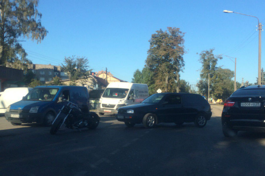 В Васильково столкнулись мотоцикл и «Фольксваген» (фото)