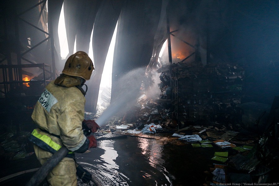 26 декабря: пожар на улице Камской уничтожил склад «Сбербанка»