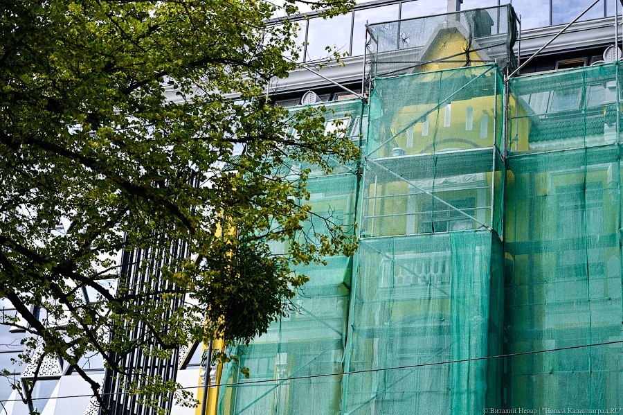 Стекло и треугольники: как выглядит фасад реставрируемой «Кройц-аптеки»