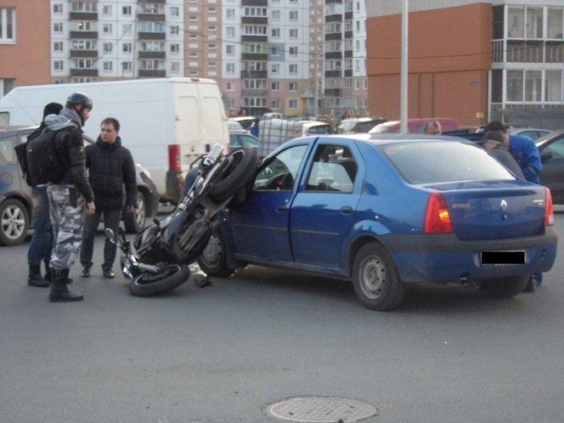 В Калининграде на ул. Согласия в ДТП пострадал мотоциклист (фото)