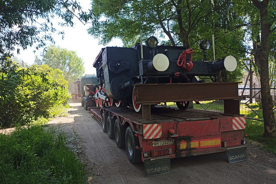 На Северном вокзале демонтировали паровоз-памятник, его увозят в Гусев (фото)