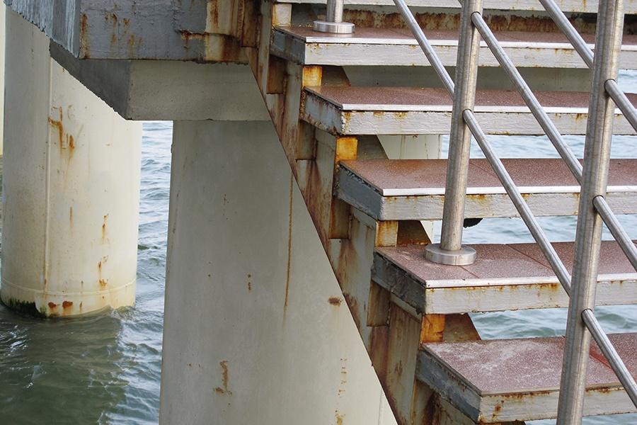 Фонари с зеленоградского променада унесло в море порывами ветра (фото)