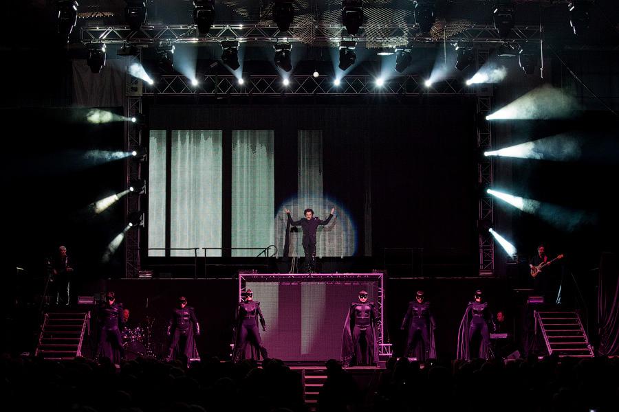 «И тут я, весь в белом»: фоторепортаж с концерта Филиппа Киркорова