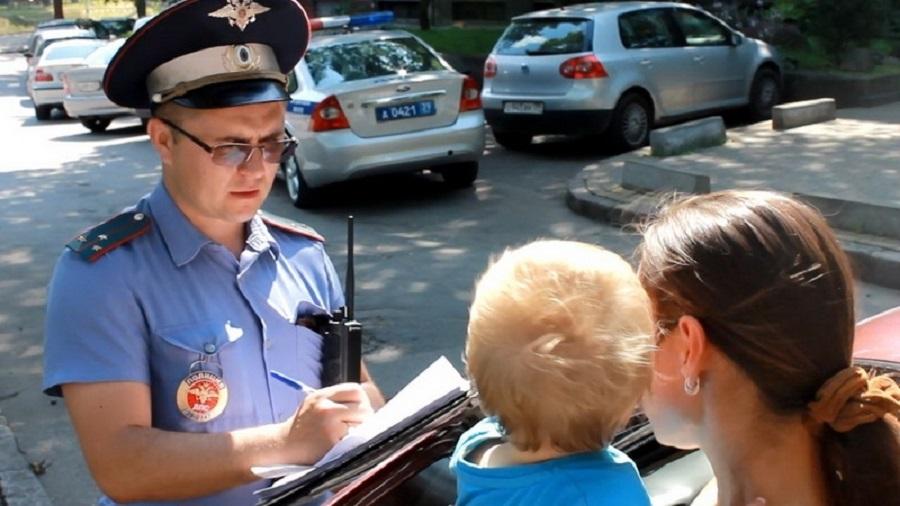 В Калининграде полицейские спасли годовалого ребёнка, оставленного на жаре в машине 