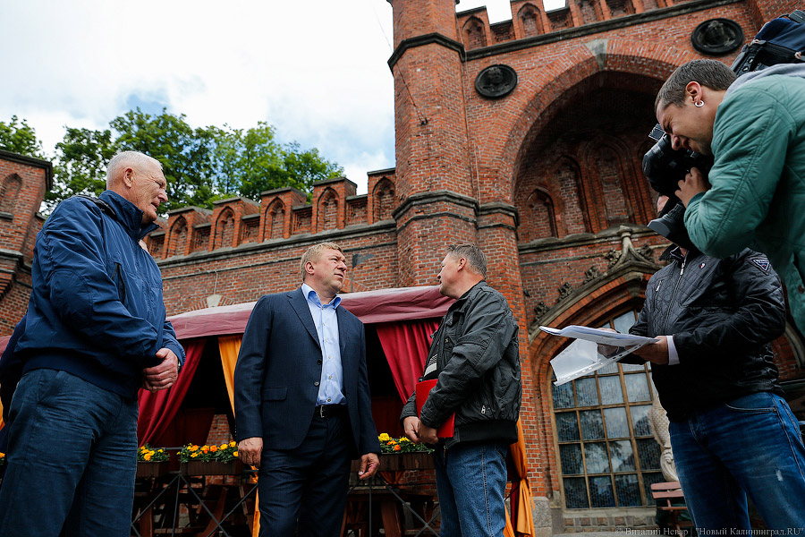 «Экватор» и «желтый глаз»: в Калининграде идет ремонт дорог и тротуаров 