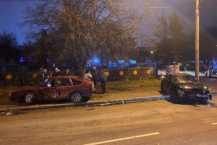 В Калининграде два столкнувшихся в лобовую авто вылетели на тротуар (фото)