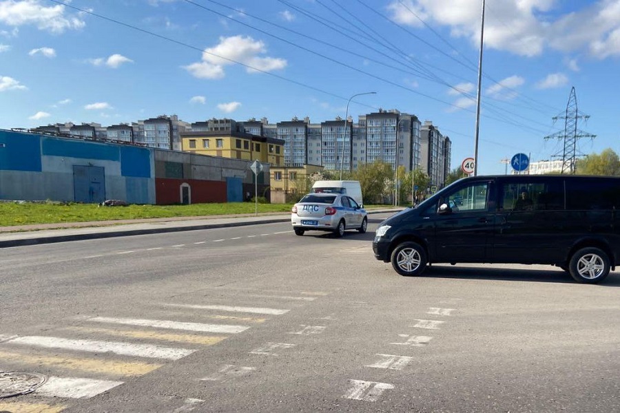 В Калининграде водитель «Мерседеса» сбил на переходе 19-летнюю девушку (фото)